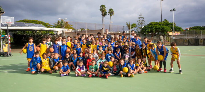 Foto de grupo en el Clinic de Navidad.