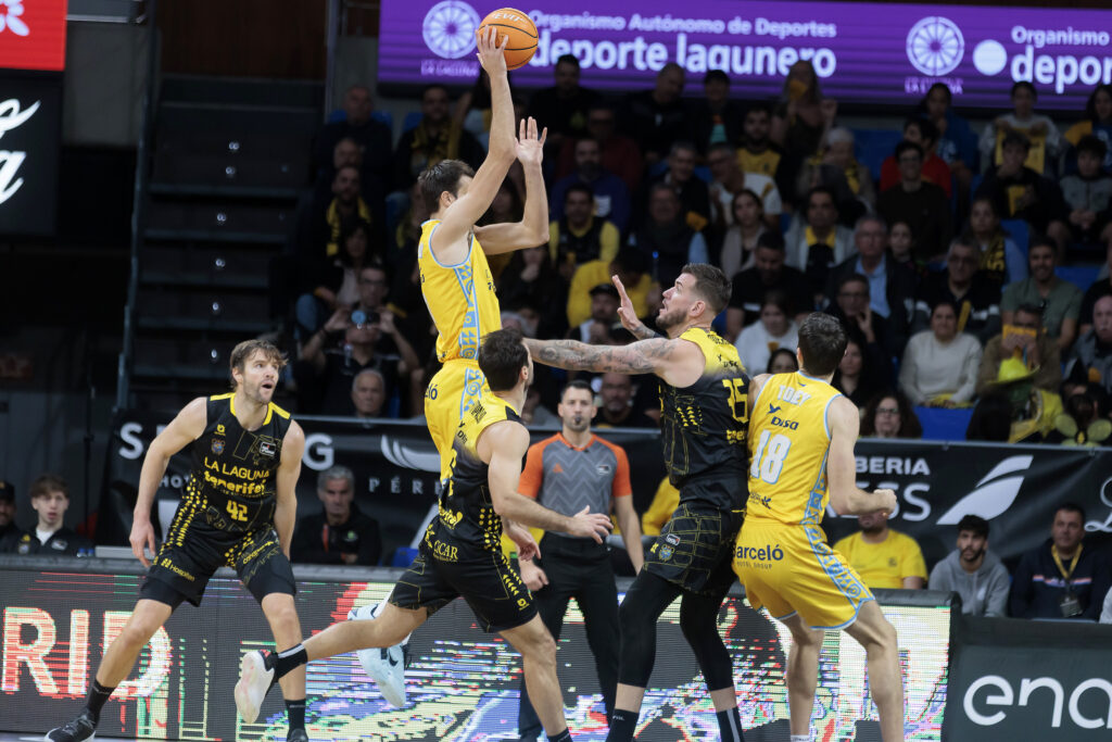 Nico Brussino ataca el aro de La Laguna Tenerife.