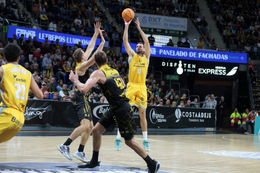 Pelos lanza a canasta. 