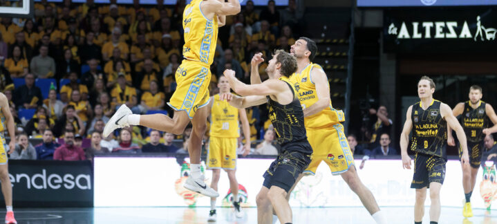 Imagen de Isaiah Wong en el derbi canario.