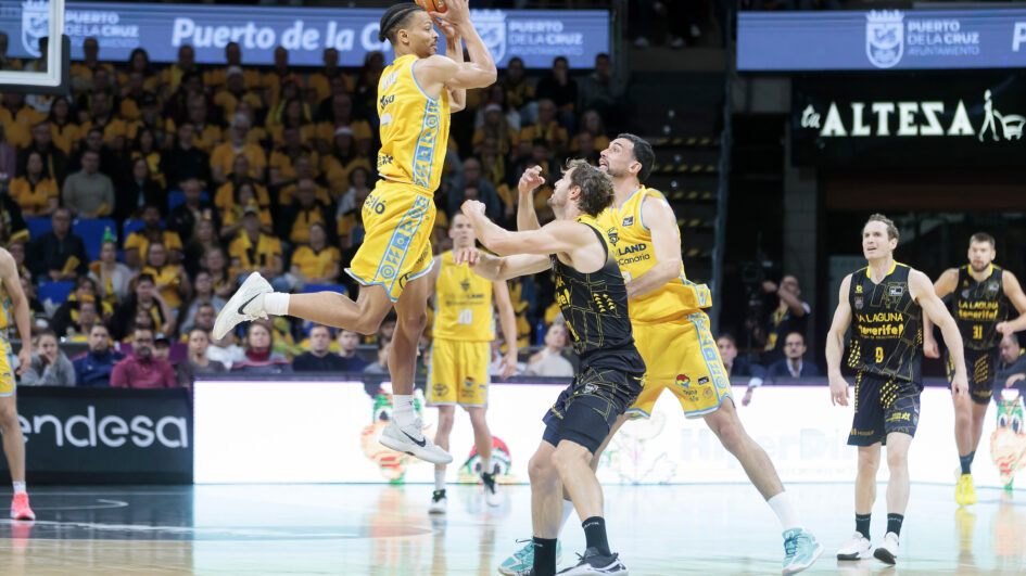 Imagen de Isaiah Wong en el derbi canario.