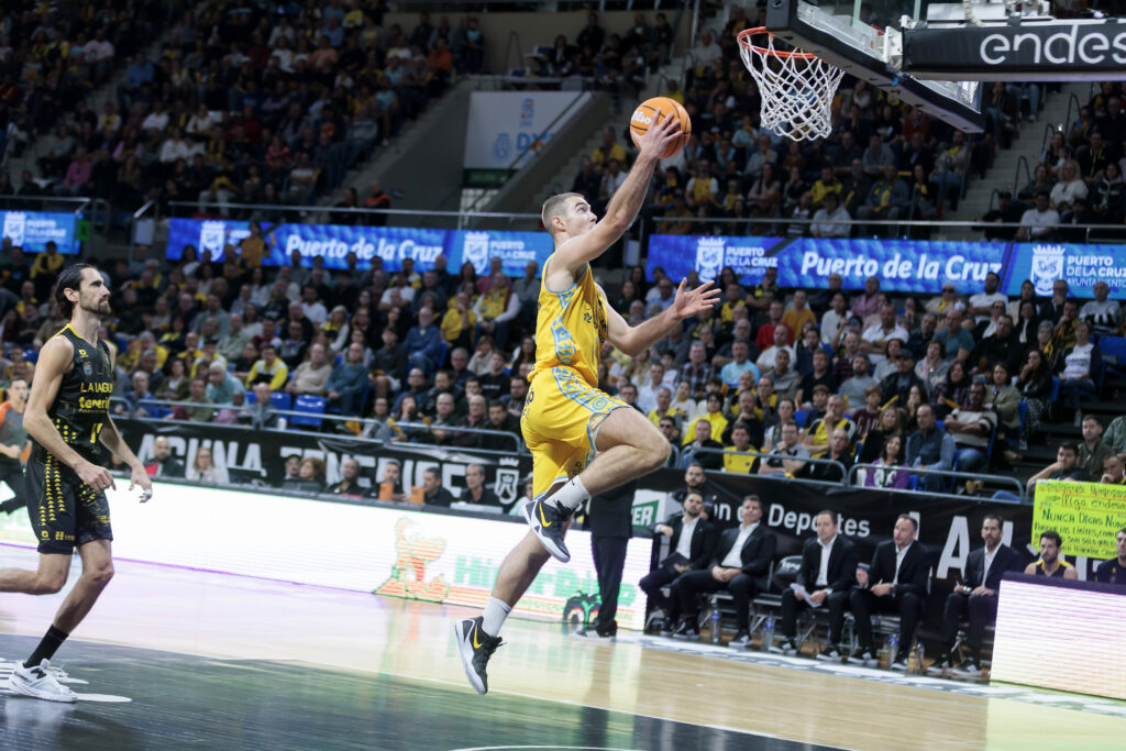 Ziga Samar haciendo una bandeja. 