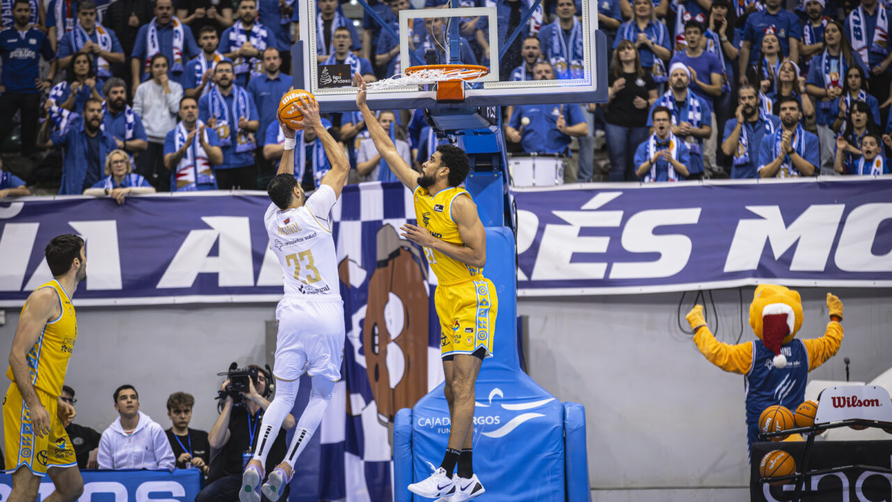Labeyrie trata de impedir la canasta de un jugador del Recoletas Salud San Pablo Burgos.