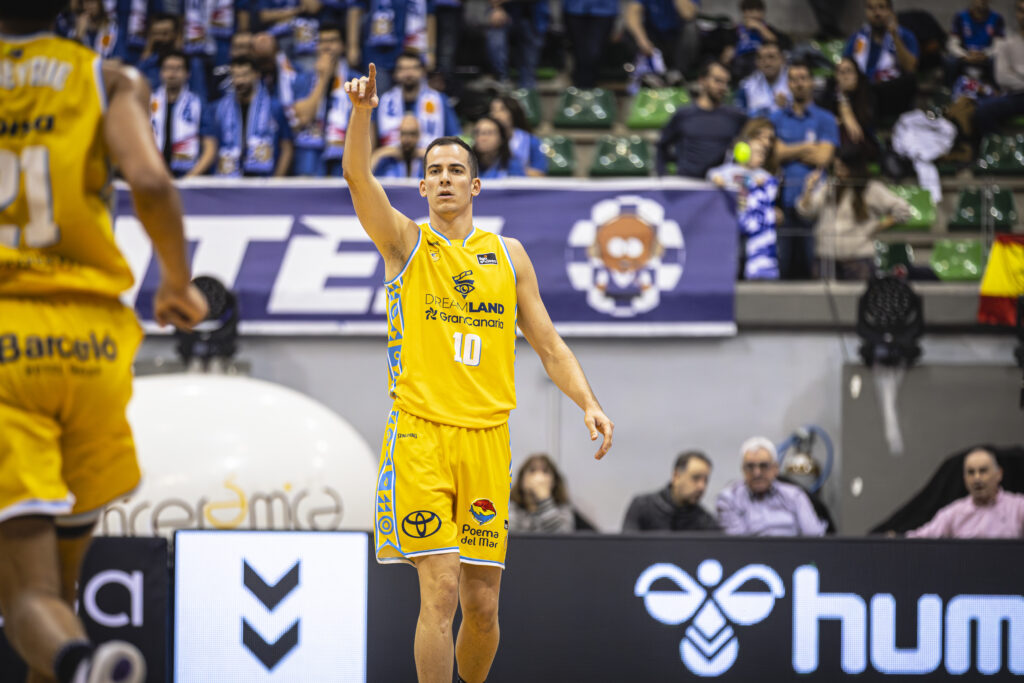 Miquel Salvó ante el Recoletas Salud San Pablo Burgos.
