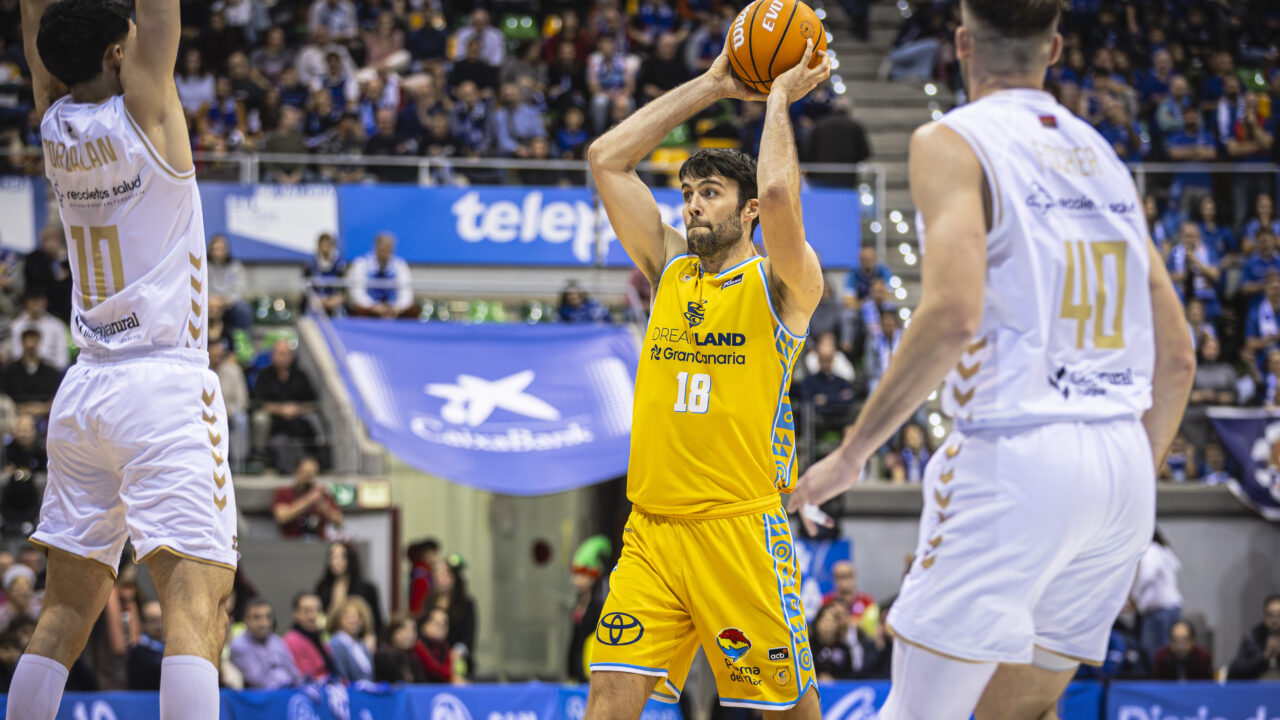 Mike Tobey ante el Recoletas Salud San Pablo Burgos.