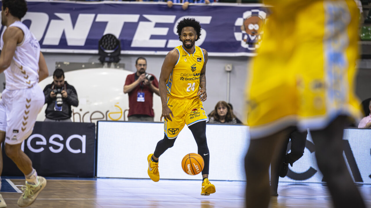 Braian Angola ante el Recoletas Salud San Pablo Burgos.