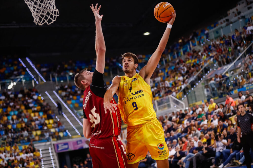 Brussino atacando el aro de UCAM Murcia.