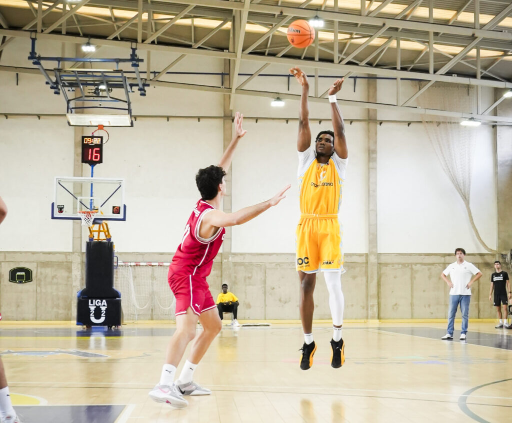 Arthur Tsafack, jugador del Gran Canaria U22, tirando a canasta.