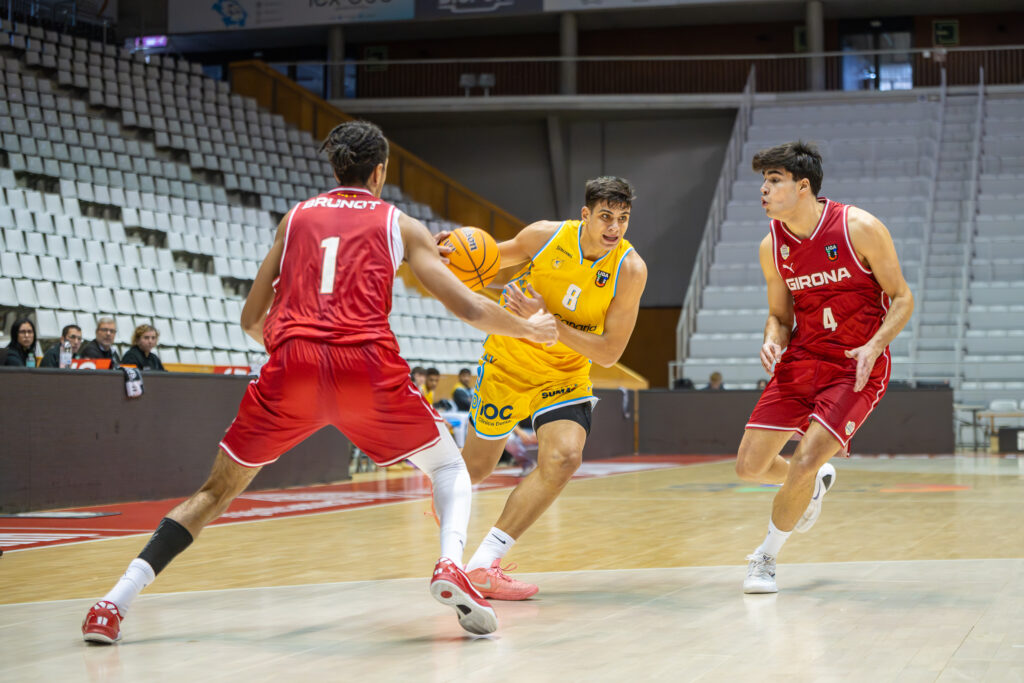 Hugo Díaz del equipo de Liga U ante Bàsquet Girona
