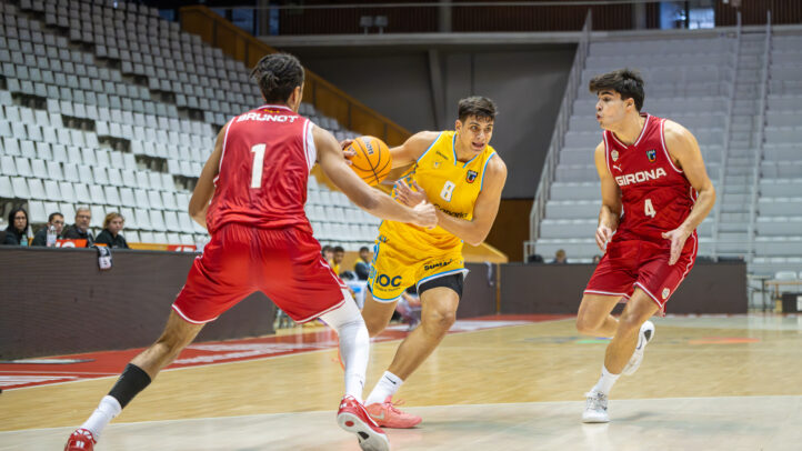 Hugo Díaz del equipo de Liga U ante Bàsquet Girona