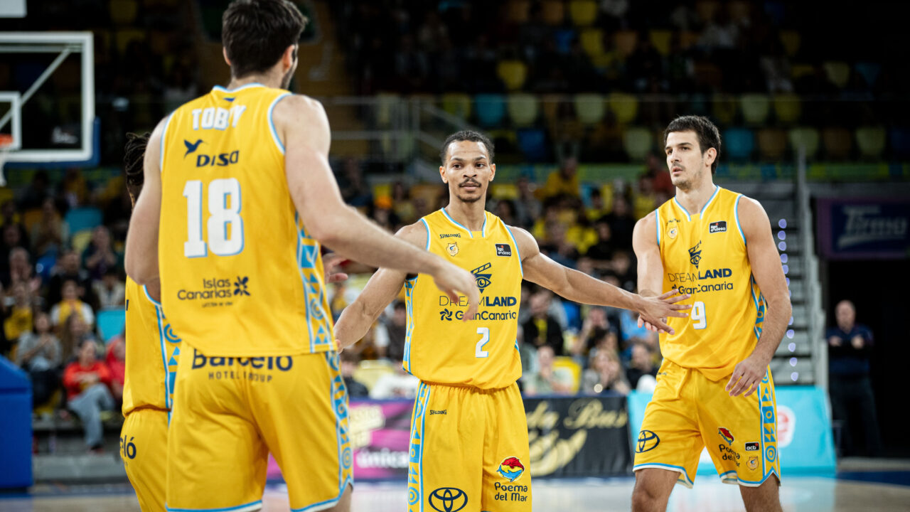 Isaiah Wong, junto a Mike Tobey y Nico Brussino.