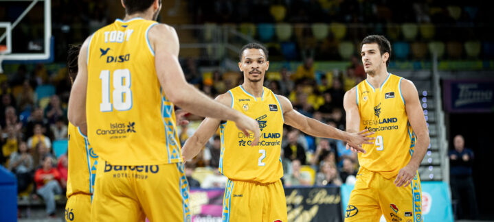 Isaiah Wong, junto a Mike Tobey y Nico Brussino.