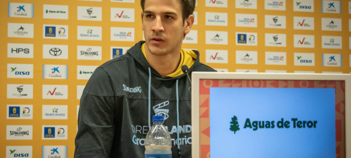 Nico Brussino en sala de prensa.