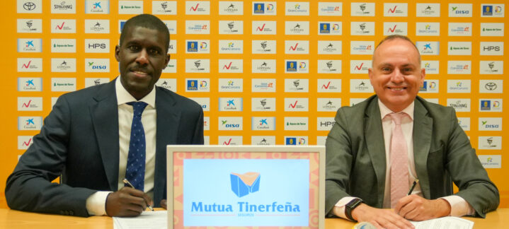 Firma del acuerdo con Mutua Tinerfeña.