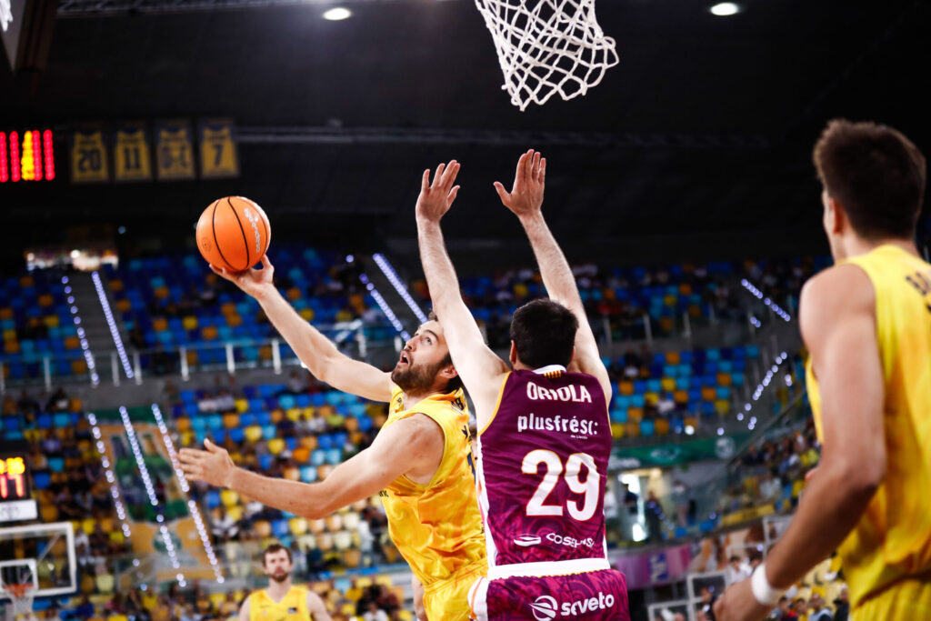 Mike Tobey, en acción de partido.