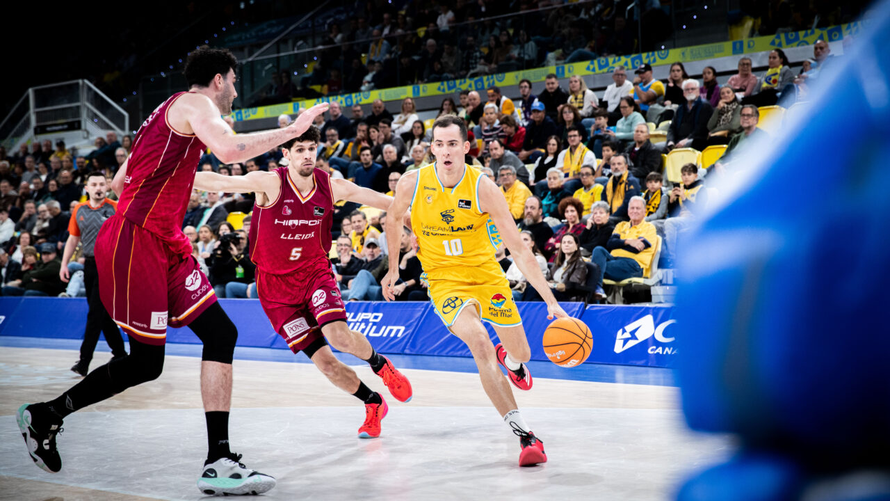 Miquel Salvó yendo hacia canasta.