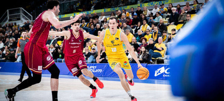 Miquel Salvó yendo hacia canasta.