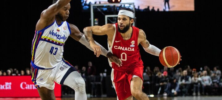 Kassius Robertson jugando para Canadá
