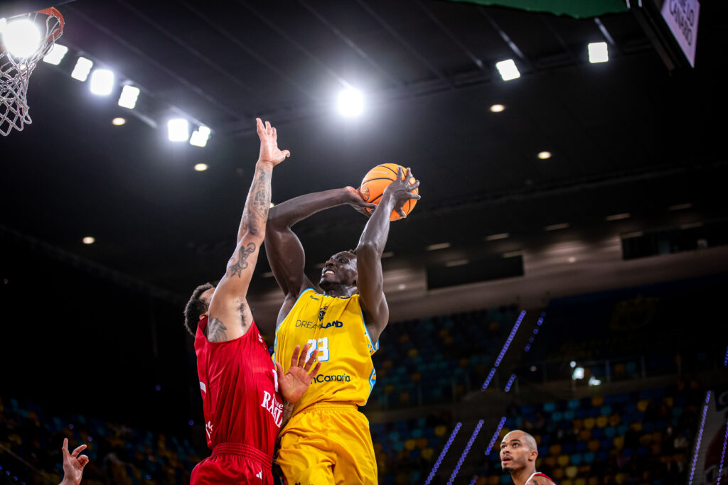 Kur Kuath va hacia el aro en un partido de BCL.