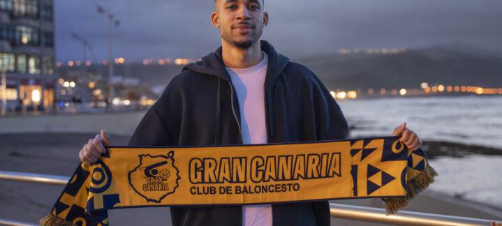 Kassius Robertson posa con la bufanda del club a su llegada a la isla