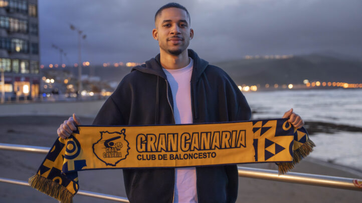 Kassius Robertson posa con la bufanda del club a su llegada a la isla