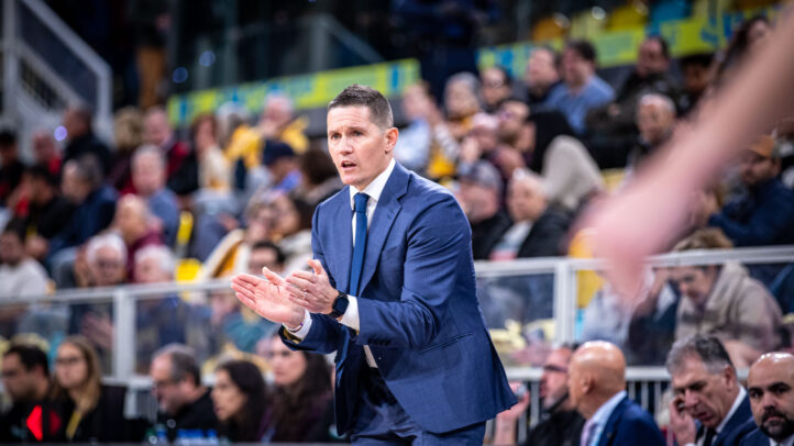 Jaka Lakovic dirigiendo a su equipo.