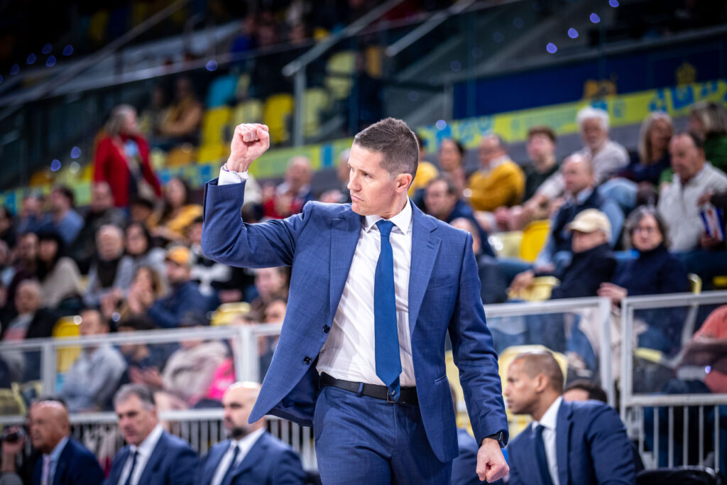 Jaka Lakovic dirigiendo a sus jugadores. 