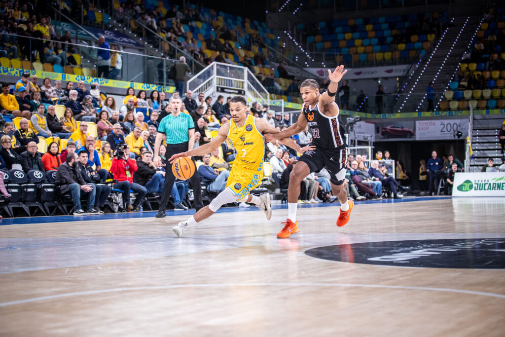 Isaiah Wong, en acción de ataque.