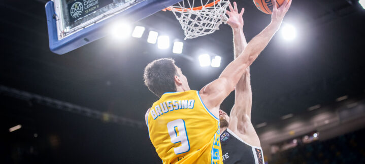 Nico Brussino entra a canasta.