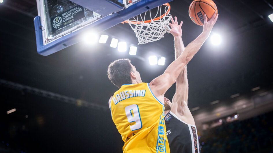 Nico Brussino entra a canasta.