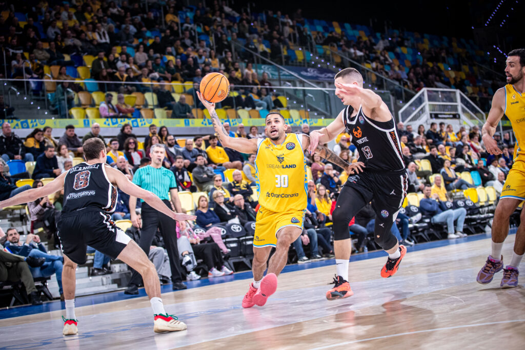 Kassius Robertson penetra a canasta. 