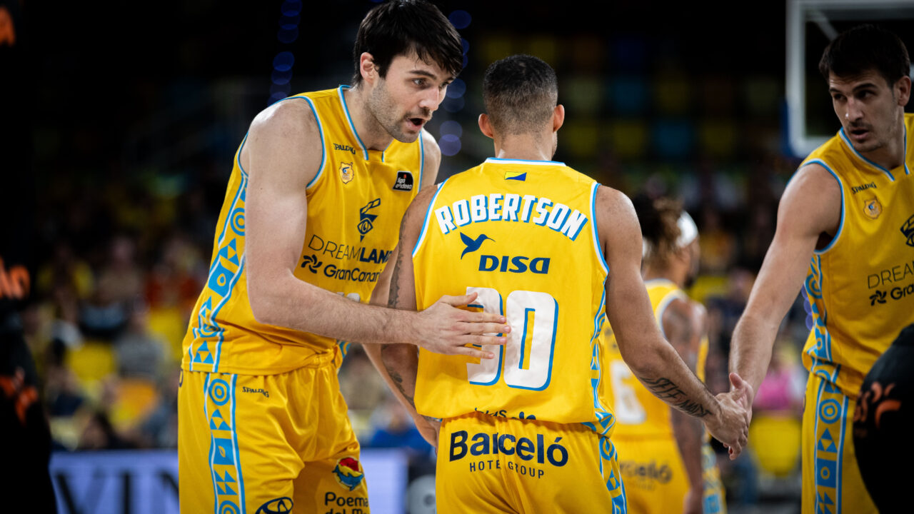 Tobey, junto a Robertson.