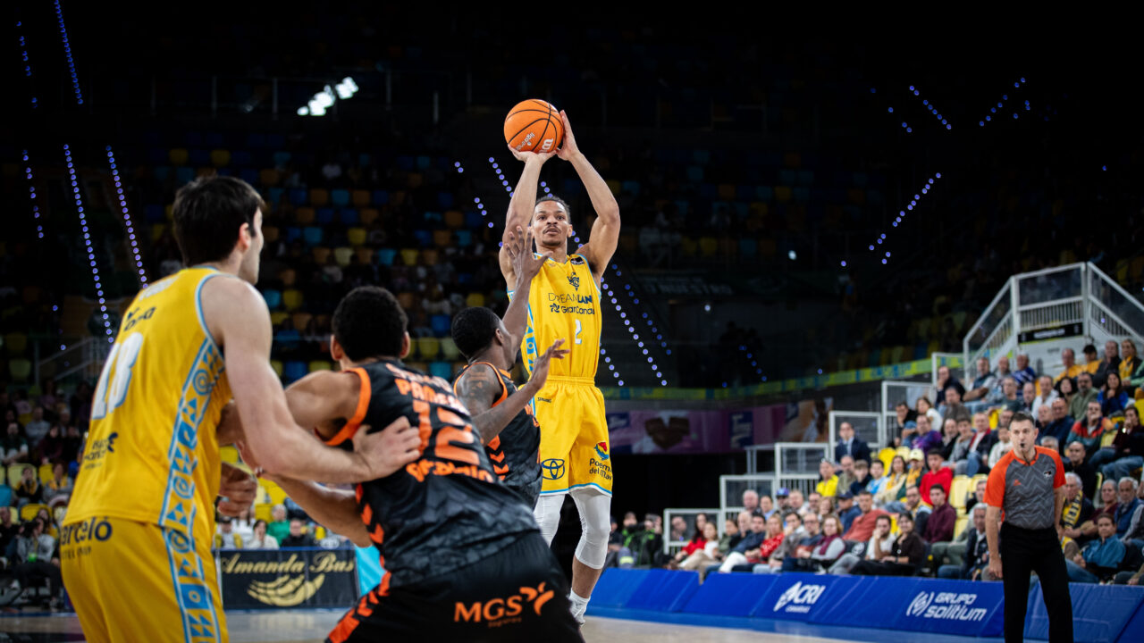 Isaiah Wong lanza a canasta.