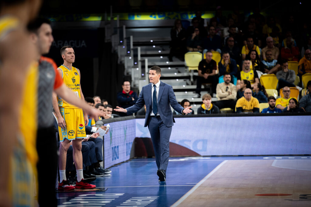 Jaka Lakovic da instrucciones en mitad del partido.