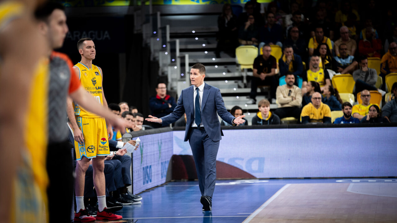 Jaka Lakovic da instrucciones en mitad del partido.