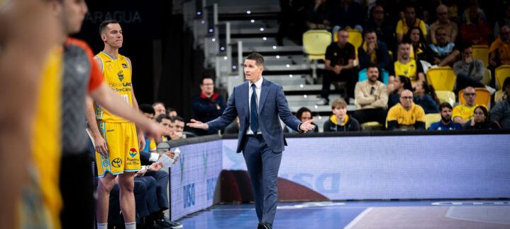 Jaka Lakovic da instrucciones en mitad del partido.