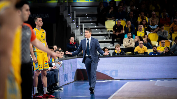 Jaka Lakovic da instrucciones en mitad del partido.