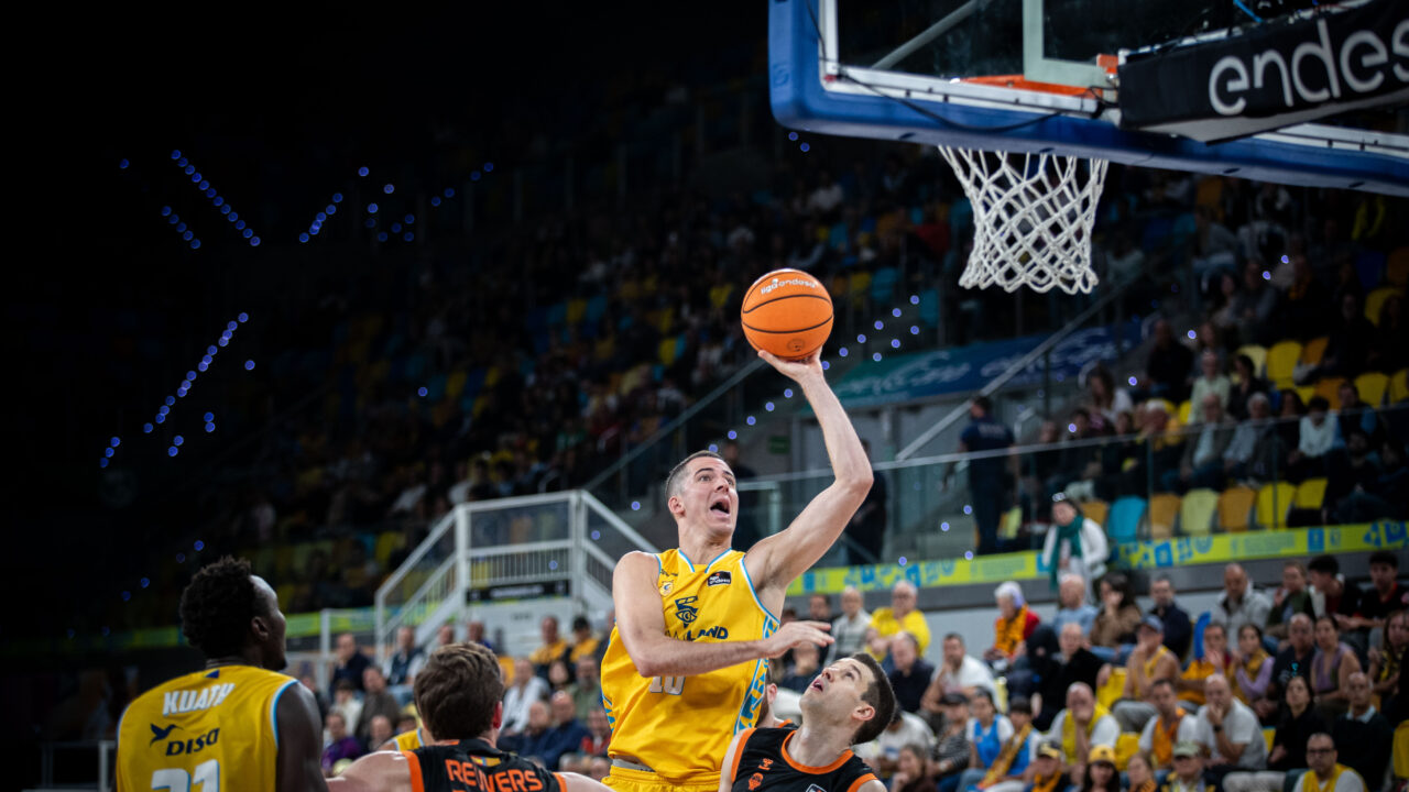 Miquel Salvó ataca el aro rival.