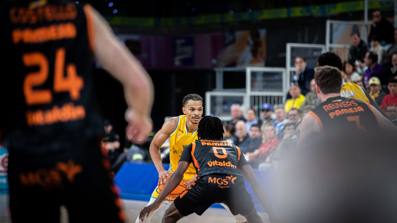 Imagen de Isaiah Wong en acción de partido.