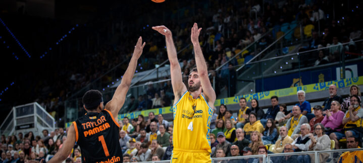Eric Vila lanza a canasta ante la defensa de un jugador de Valencia Basket.