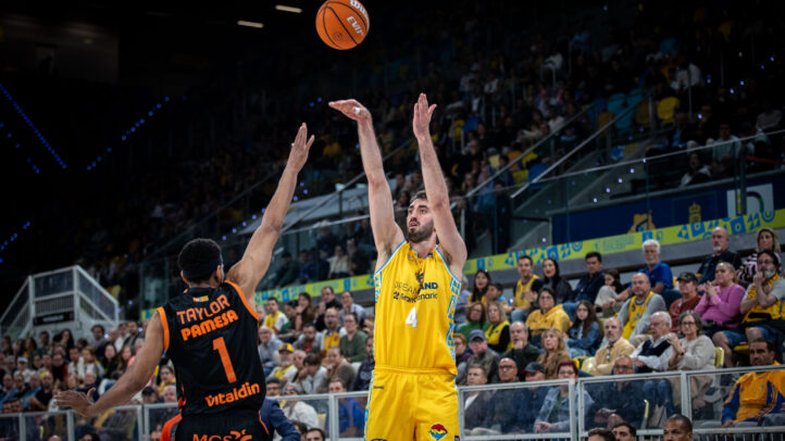 Eric Vila lanza a canasta ante la defensa de un jugador de Valencia Basket.