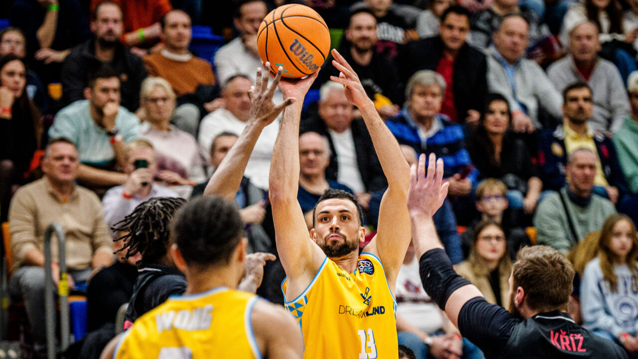 Pierre Pelos lanza a canasta.