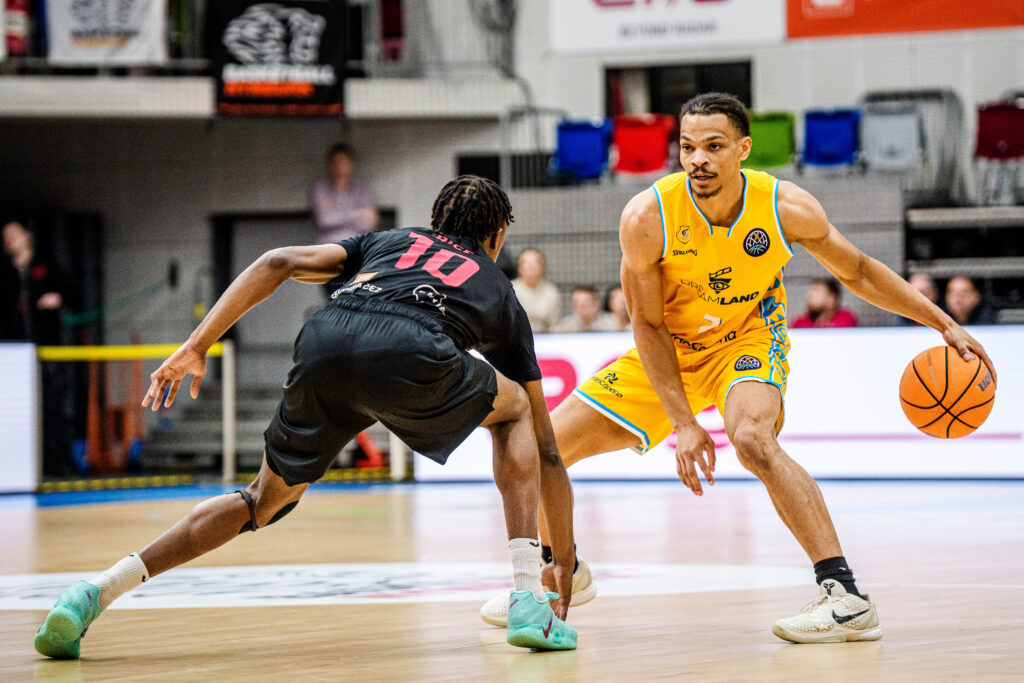 Isaiah Wong, en acción ofensiva.