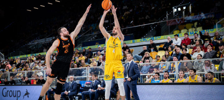 Eric Vila lanza de tres.