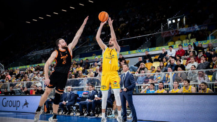 Eric Vila lanza de tres.