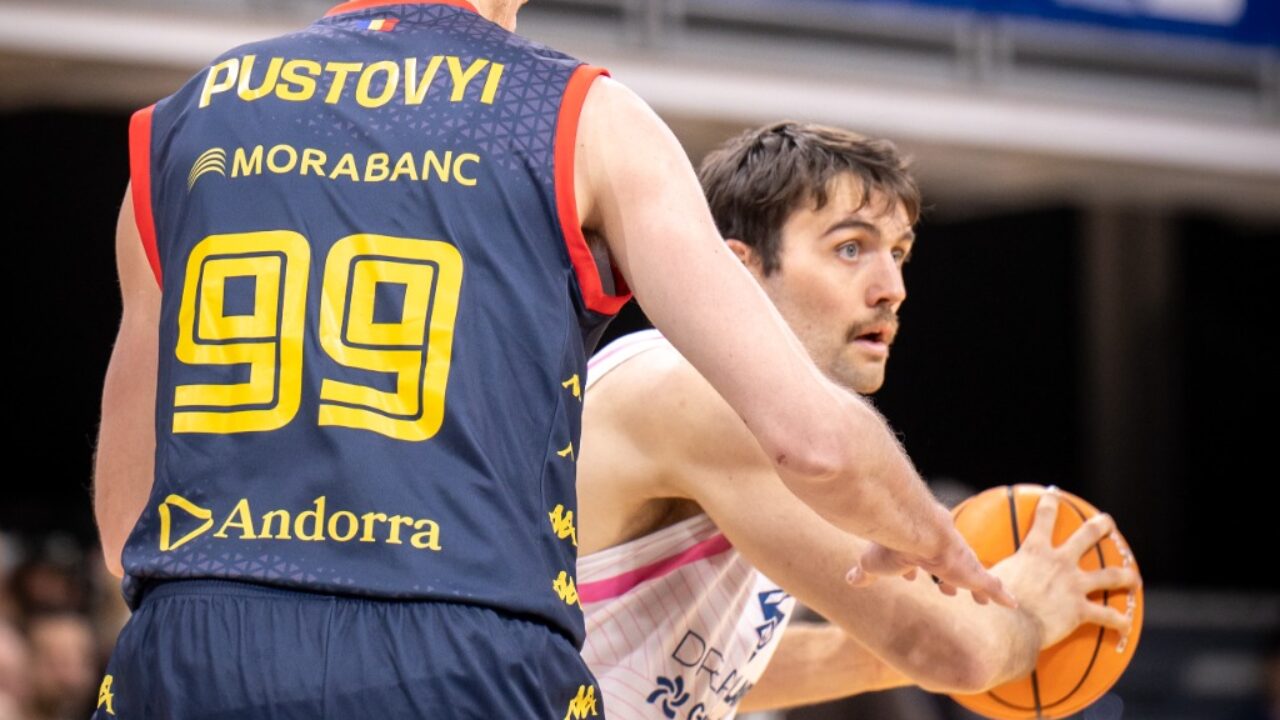 Mike Tobey ante Artem Pustovyi.