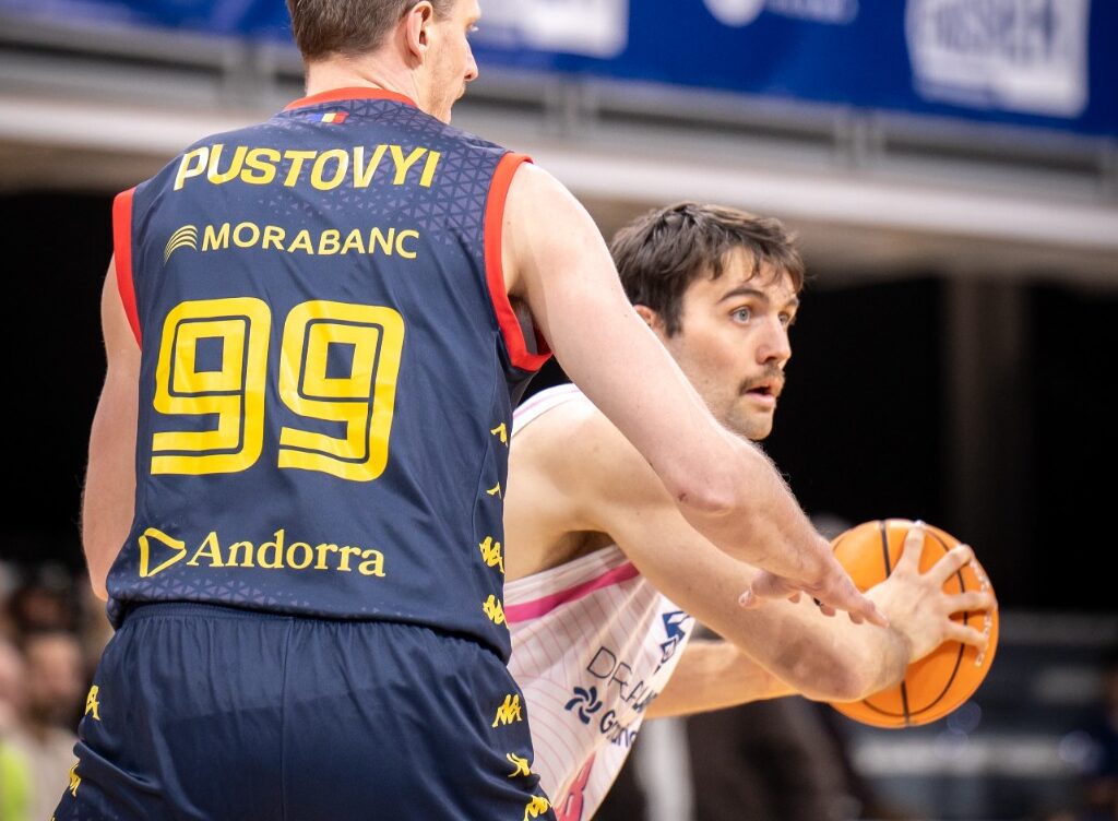 Mike Tobey ante Artem Pustovyi.