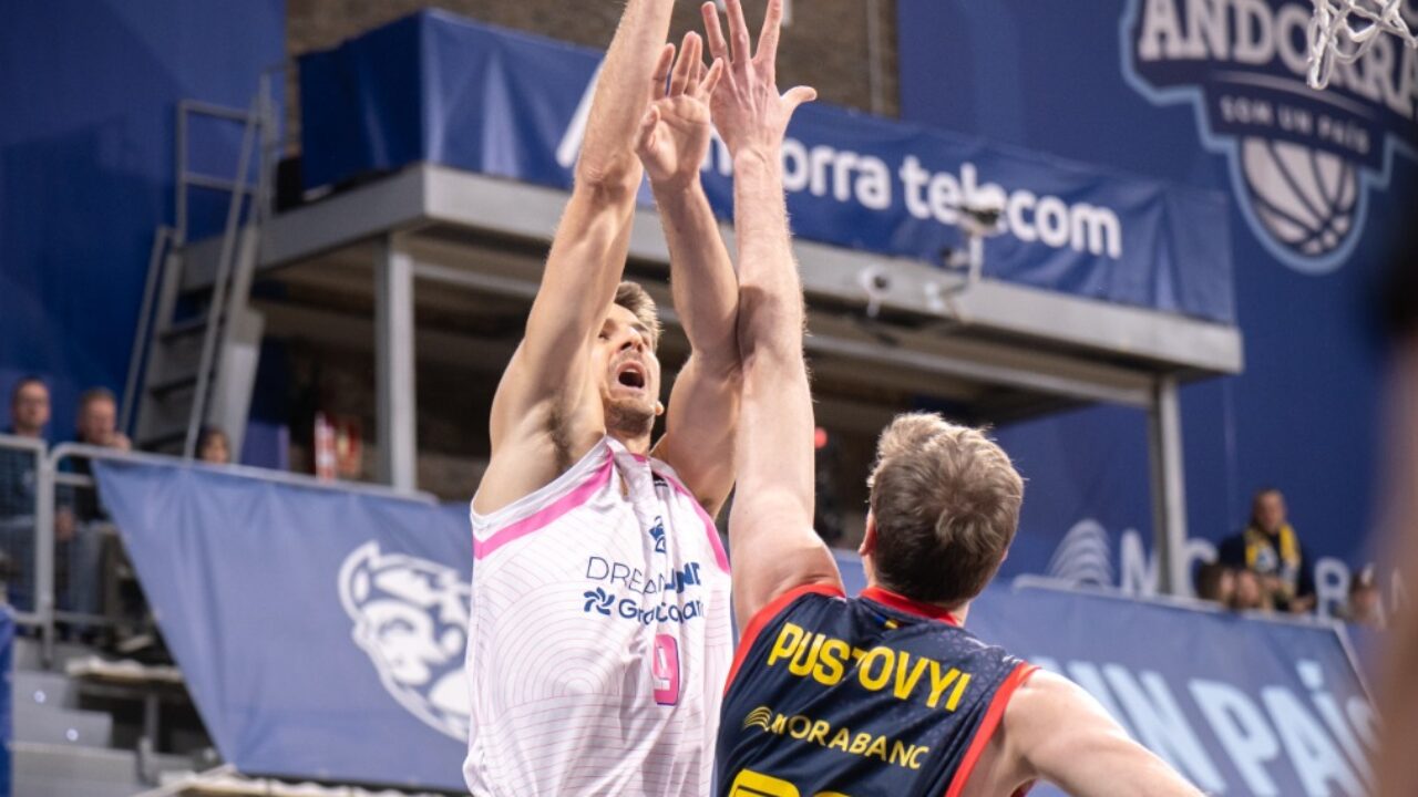 Nico Brussino trata de anotar.