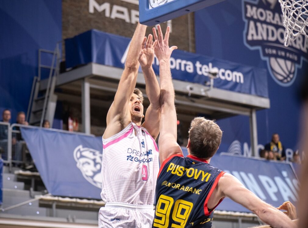 Nico Brussino trata de anotar.