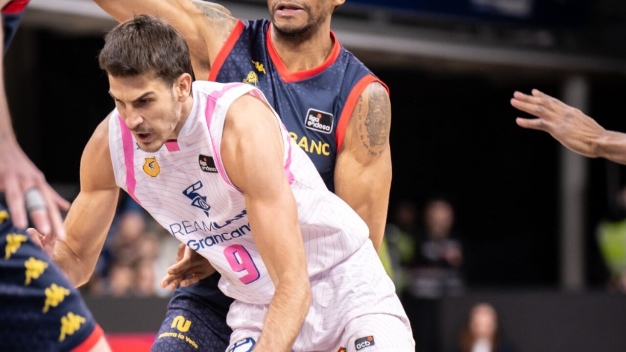 Nico Brussino defendido por Stan Okoye de MoraBanc Andorra.